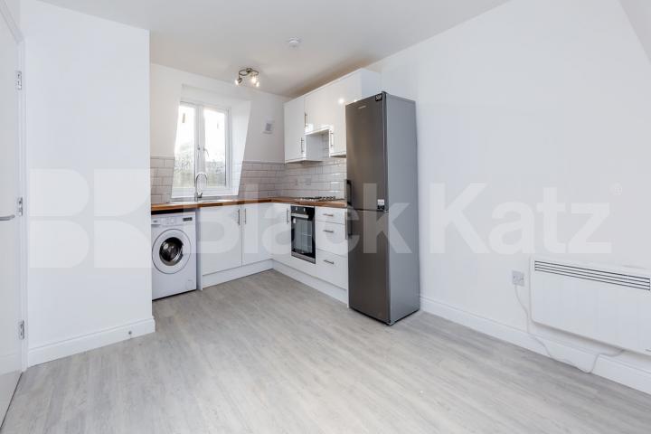 Superb top floor 1 bedroom property with a study  Foulden Road , Stoke Newington 